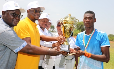 photo de la remise du trophée de l'edition 2026 de la journée sportive et culturelle du BNETD 
