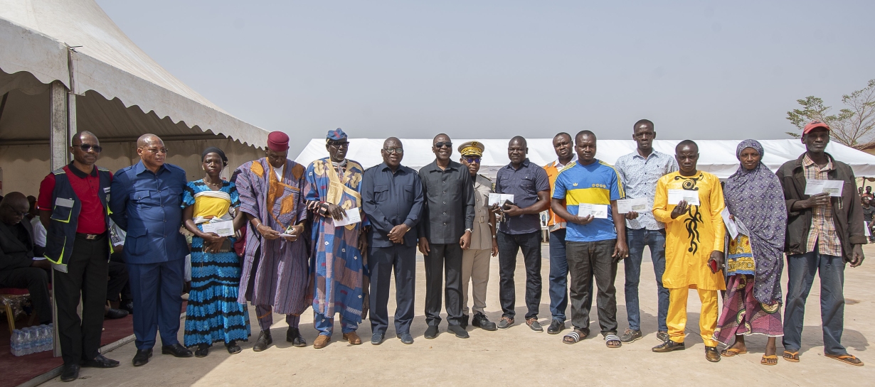 PHOTO DE FAMILLE DES BENEFICIAIRES DE CHEQUES AVEC LE MINISTRE DES TRANSPORTS