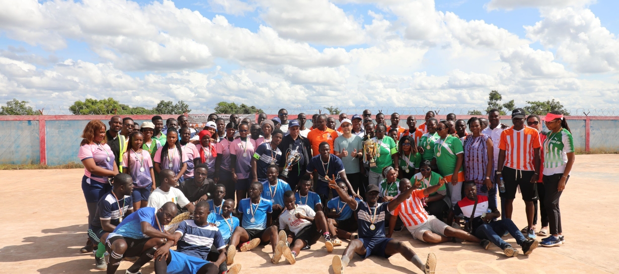 photo de famille des équipes participantes à la journée sportive