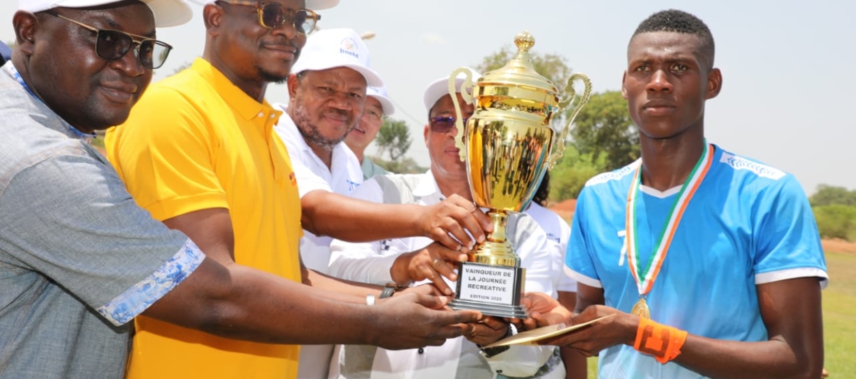 photo de la remise du trophée de l'edition 2026 de la journée sportive et culturelle du BNETD 